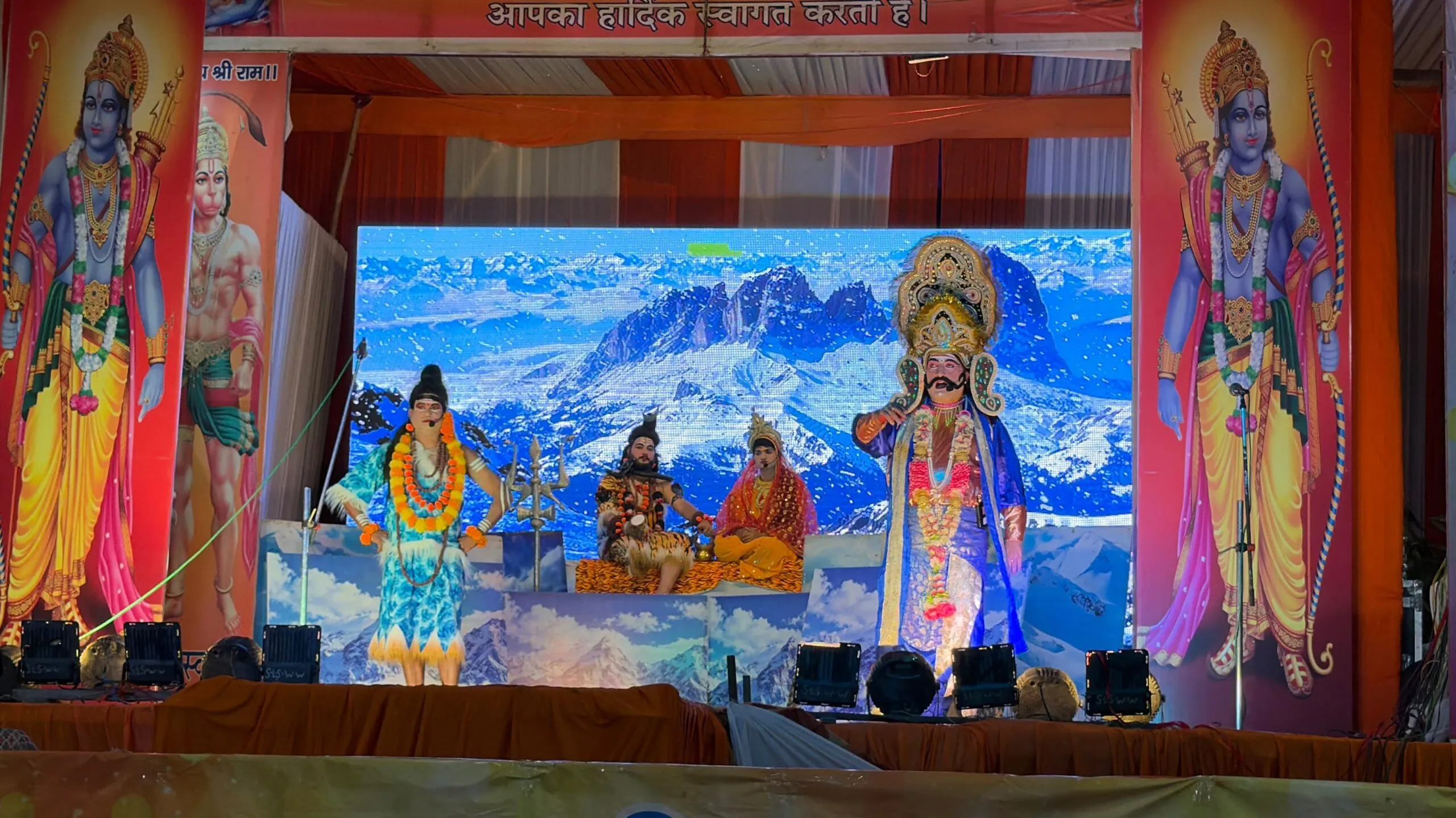 श्री निरंजनी मायापुर रामलीला संस्था में कलाकारों के शानदार अभिनय ने मोहा दर्शकों का मन, जय श्रीराम के जयघोष से गूंजा पंडाल.