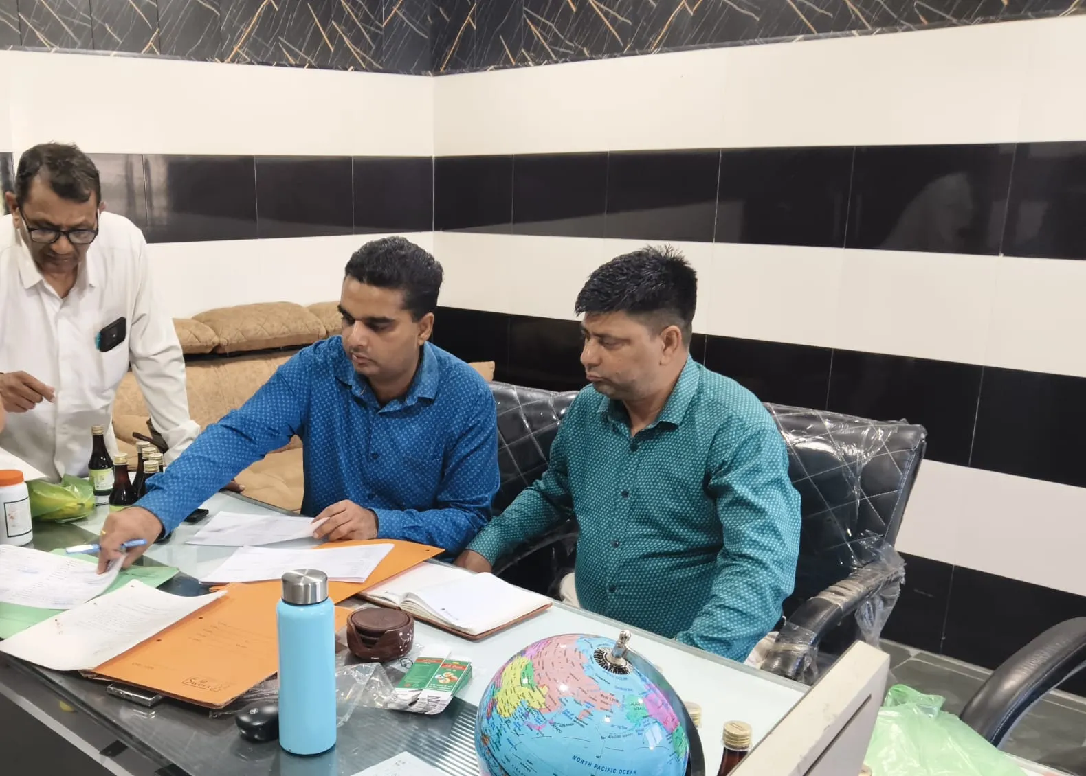 भगवानपुर में आयुर्वेदिक औषधि निर्माण इकाई का संयुक्त निरीक्षण, दो औषधियों के नमूने जांच को भेजे।
