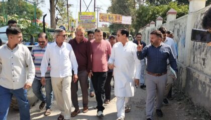 गुमानीवाला में जर्जर कैनाल रोड का विधायक प्रेमचंद अग्रवाल ने किया निरीक्षण.