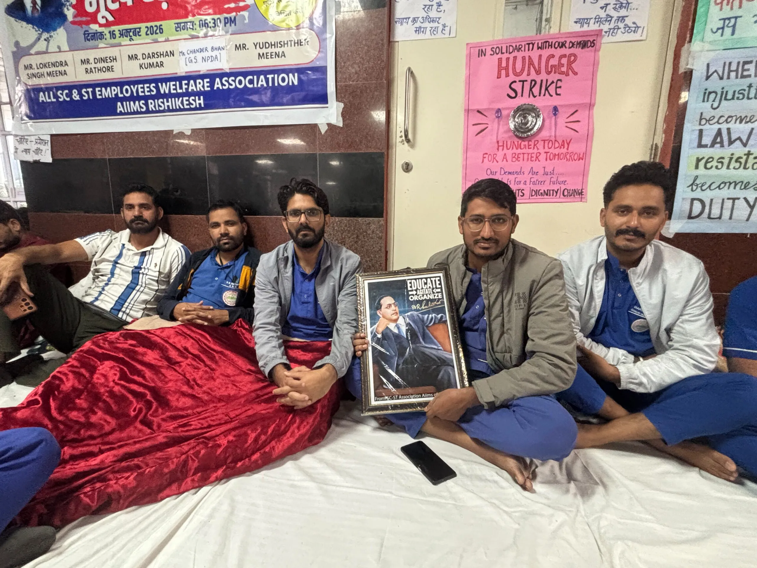 एम्स ऋषिकेश में SC/ST कर्मचारियों का अनिश्चितकालीन धरना जारी, भूख हड़ताल के तीसरे दिन भी वार्ता नहीं होने का आरोप।