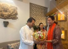 राष्ट्रीय कला प्रदर्शनी में सम्मानित पूजा राजपूत को विधायक प्रेमचंद अग्रवाल ने किया सम्मानित।