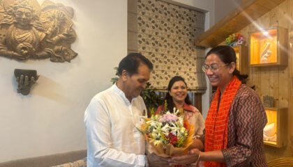 राष्ट्रीय कला प्रदर्शनी में सम्मानित पूजा राजपूत को विधायक प्रेमचंद अग्रवाल ने किया सम्मानित।