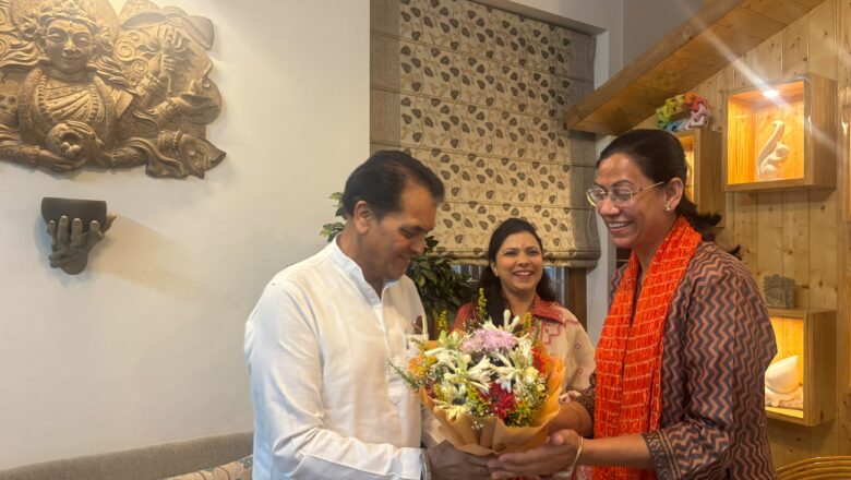 राष्ट्रीय कला प्रदर्शनी में सम्मानित पूजा राजपूत को विधायक प्रेमचंद अग्रवाल ने किया सम्मानित।