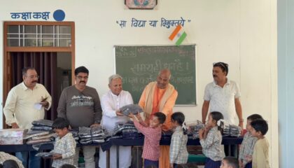 मधुवन आश्रम ने 58 विद्यार्थियों को वितरित किए गर्म ट्रैकसूट, 20 वर्षों से जारी है सेवा अभियान.