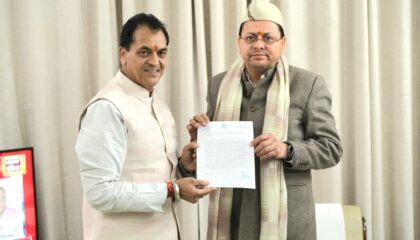 *बापू ग्राम वनभूमि प्रकरण के स्थायी समाधान के लिए डॉ. प्रेमचंद अग्रवाल ने मुख्यमंत्री धामी से की मुलाकात*