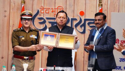 उत्तराखण्ड पुलिस को मिला नया गौरव, मुख्यमंत्री धामी ने किया नवीन प्रतीक चिह्नों और सेरेमोनियल वर्दी का अनावरण*