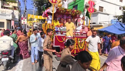 नव मधुवन आश्रम से धूमधाम से निकली 29वीं श्री जगन्नाथ ब्रह्मोत्सव रथयात्रा, श्रद्धालुओं ने जगह-जगह किया भव्य स्वागत।