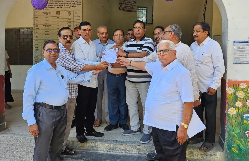 वरिष्ठ नागरिकों ने रेलवे किराया रियायत बहाल करने और पृथक मंत्रालय की मांग उठाई।