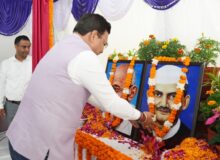 गांधी और शास्त्री जयंती पर सचिवालय में श्रद्धांजलि, मुख्य सचिव ने अर्पित किए श्रद्धासुमन.