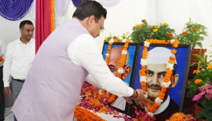 गांधी और शास्त्री जयंती पर सचिवालय में श्रद्धांजलि, मुख्य सचिव ने अर्पित किए श्रद्धासुमन.
