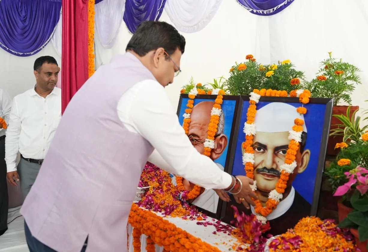 गांधी और शास्त्री जयंती पर सचिवालय में श्रद्धांजलि, मुख्य सचिव ने अर्पित किए श्रद्धासुमन.