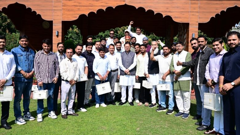 राज्य की कनेक्टिविटी, होम-स्टे, पर्यटन विकास, सौर ऊर्जा और जनकल्याणकारी योजनाओं के प्रयासों को जमकर सराहा