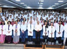 सफेद कोट पहनते ही भावी डॉक्टरों ने लिया मानवता की सेवा का संकल्प.
