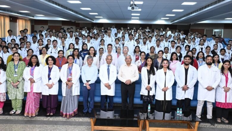 सफेद कोट पहनते ही भावी डॉक्टरों ने लिया मानवता की सेवा का संकल्प.
