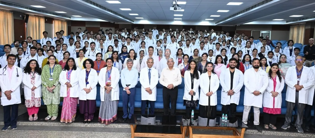 सफेद कोट पहनते ही भावी डॉक्टरों ने लिया मानवता की सेवा का संकल्प.