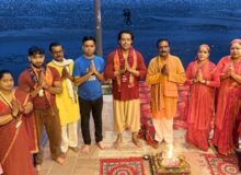 महिला गंगा आरती में पहुंचे बॉलीवुड अभिनेता अनिल चरणजीत, मां गंगा की आरती और हवन में हुए शामिल.