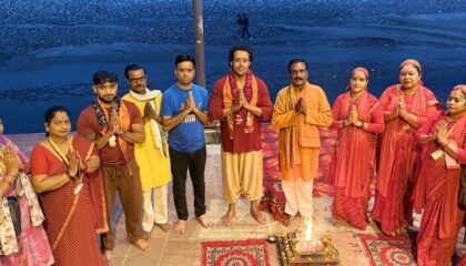 महिला गंगा आरती में पहुंचे बॉलीवुड अभिनेता अनिल चरणजीत, मां गंगा की आरती और हवन में हुए शामिल.