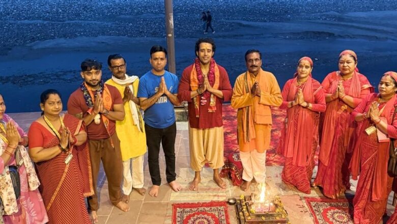 महिला गंगा आरती में पहुंचे बॉलीवुड अभिनेता अनिल चरणजीत, मां गंगा की आरती और हवन में हुए शामिल.