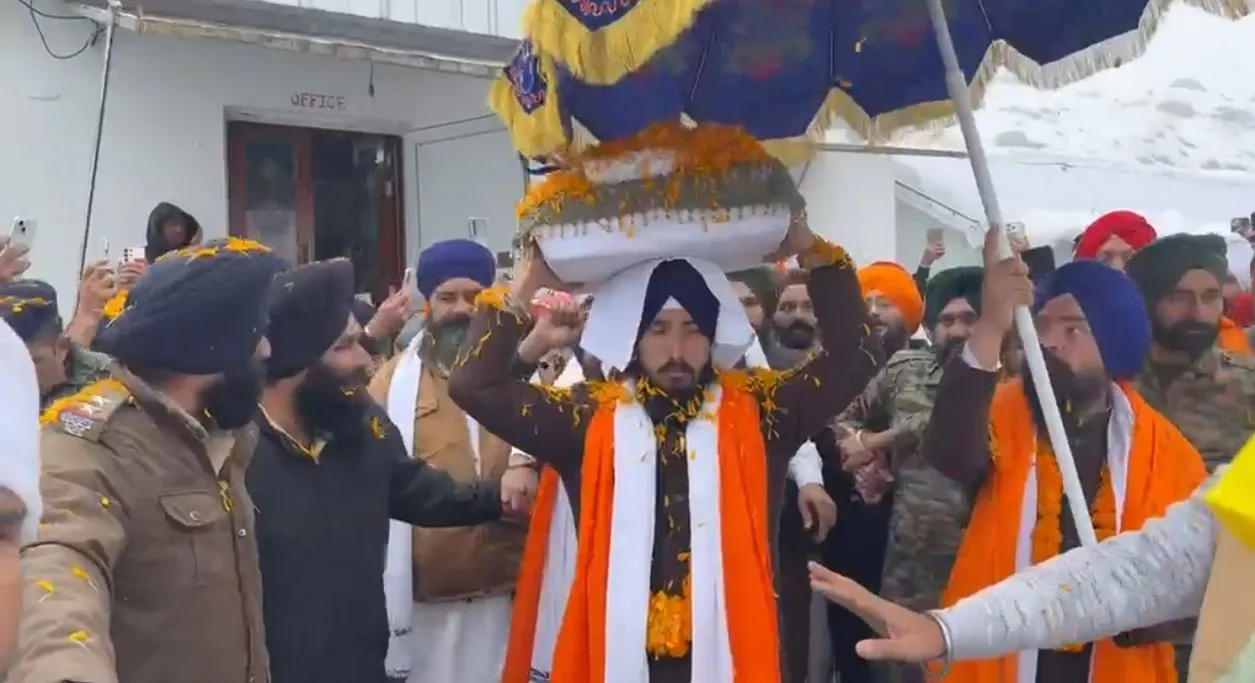 श्री हेमकुंट साहिब के कपाट बंद, सचखंड ले जाए गए गुरु ग्रंथ साहिब जी.