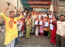 अजित डोभाल पर राहुल गांधी की टिप्पणी के विरोध में ऋषिकेश में भाजपा कार्यकर्ताओं का प्रदर्शन।