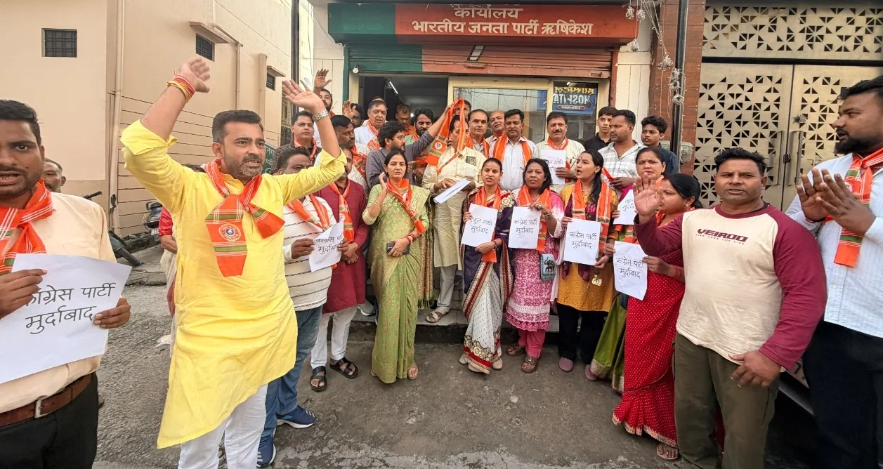अजित डोभाल पर राहुल गांधी की टिप्पणी के विरोध में ऋषिकेश में भाजपा कार्यकर्ताओं का प्रदर्शन।