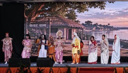 एसआरएचयू में रामलीला के पांचवें दिन भावुक भरत मिलाप, गूंजा ‘भरत जैसा भाई हो’ का जयघोष.