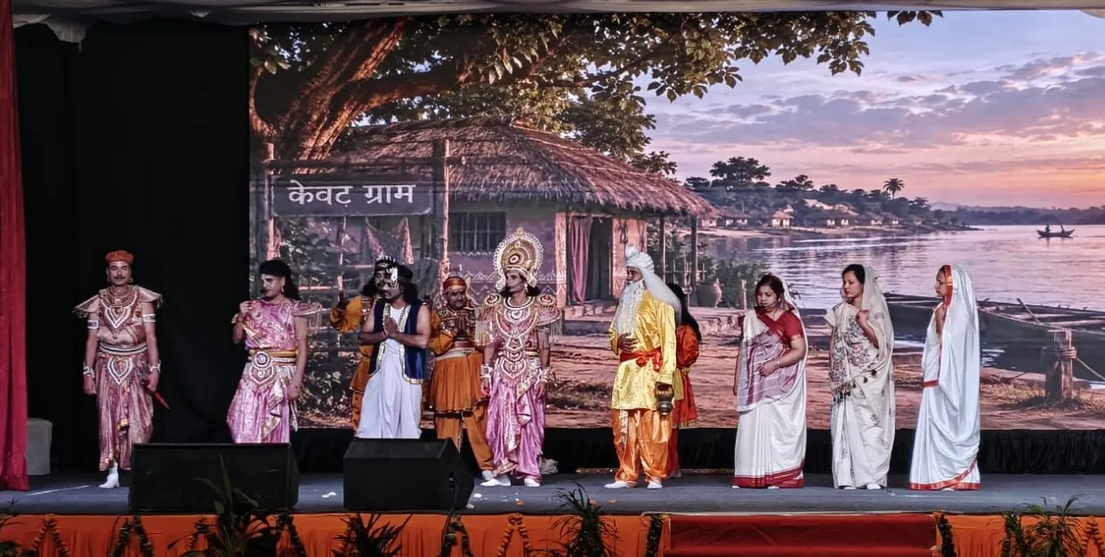एसआरएचयू में रामलीला के पांचवें दिन भावुक भरत मिलाप, गूंजा ‘भरत जैसा भाई हो’ का जयघोष.