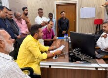 व्यापारियों को जारी नोटिस के मामले में MDDA के अधिकारियों से मिले व्यापार मंडल के पदाधिकारी.