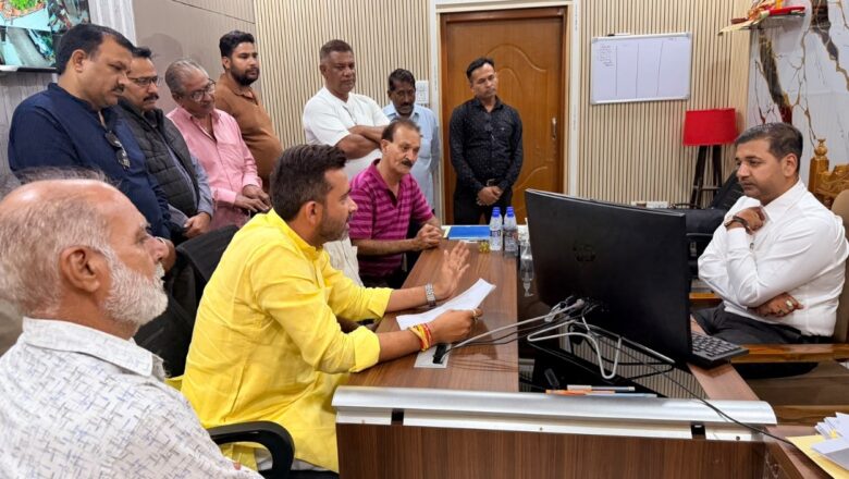 व्यापारियों को जारी नोटिस के मामले में MDDA के अधिकारियों से मिले व्यापार मंडल के पदाधिकारी.