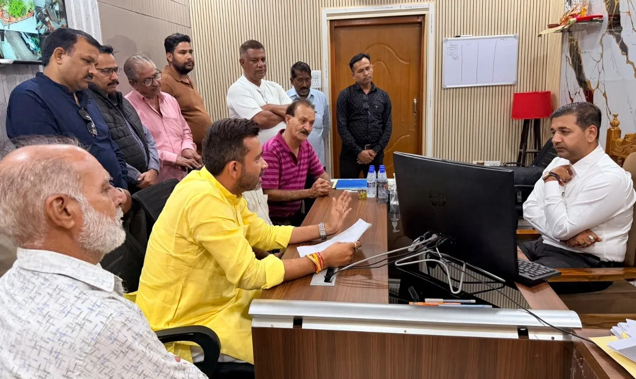 व्यापारियों को जारी नोटिस के मामले में MDDA के अधिकारियों से मिले व्यापार मंडल के पदाधिकारी.