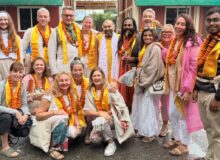 यूरोप से आए सनातन धर्म के साधकों का भरत मंदिर में वैदिक मंत्रोच्चार और पुष्पवर्षा के साथ भव्य स्वागत.