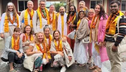 यूरोप से आए सनातन धर्म के साधकों का भरत मंदिर में वैदिक मंत्रोच्चार और पुष्पवर्षा के साथ भव्य स्वागत.