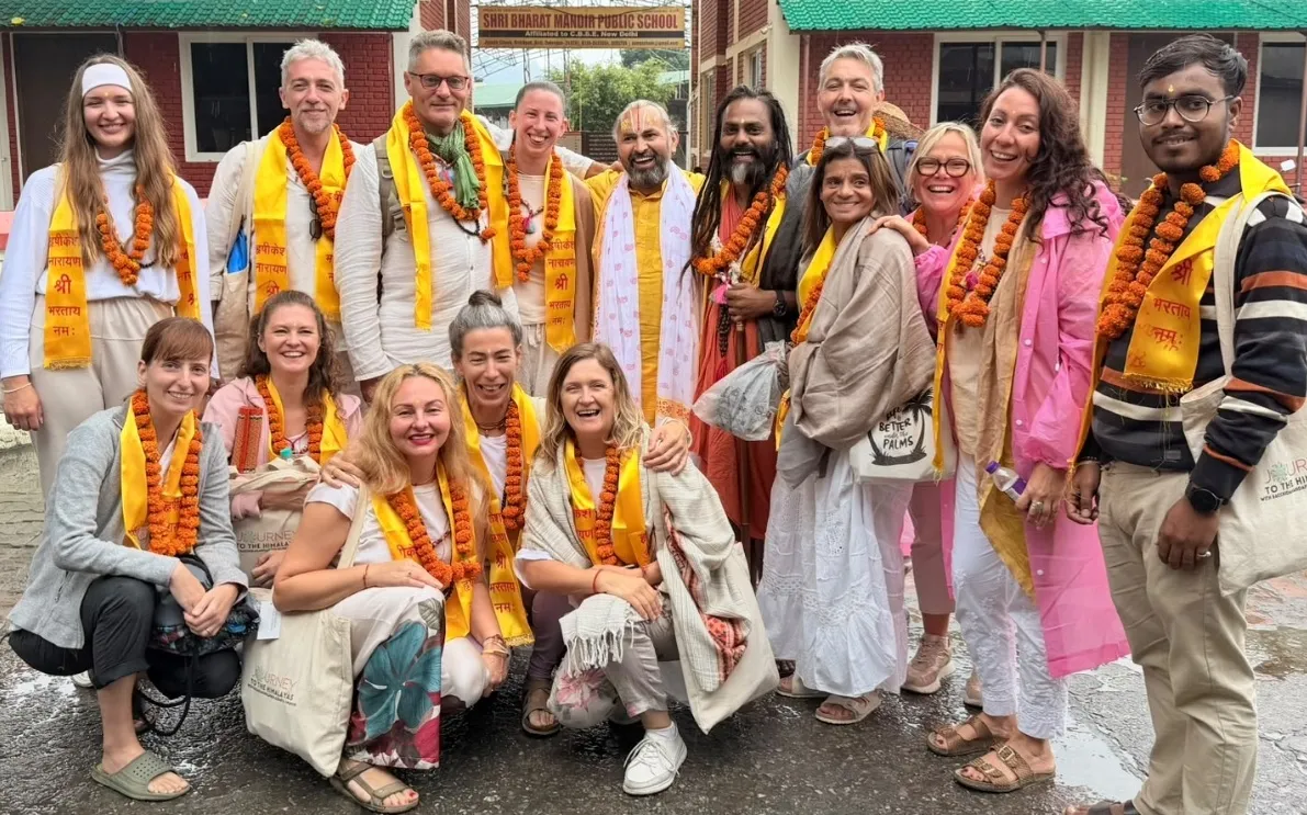 यूरोप से आए सनातन धर्म के साधकों का भरत मंदिर में वैदिक मंत्रोच्चार और पुष्पवर्षा के साथ भव्य स्वागत.