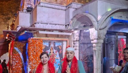 पत्नी संग श्री नैना देवी मंदिर में के.के. सचदेवा ने किए मां के दिव्य दर्शन.