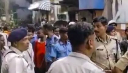 कोलकाता में दुर्गा पूजा के दौरान भीषण भगदड़, 17 से अधिक लोगों की मौत से मचा हड़कंप।