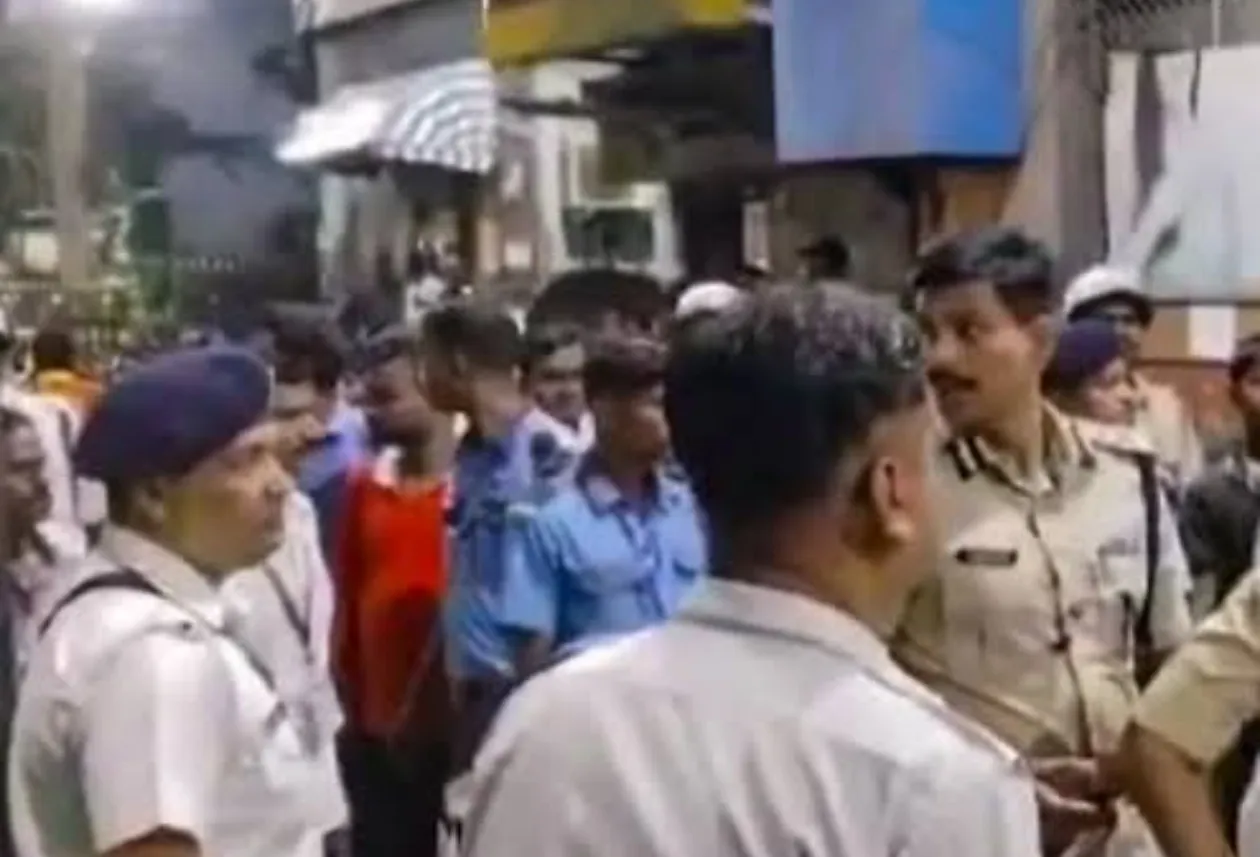 कोलकाता में दुर्गा पूजा के दौरान भीषण भगदड़, 17 से अधिक लोगों की मौत से मचा हड़कंप।