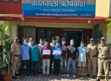 ऋषिकेश में होटल के कमरे में चल रहा था जुए का खेल, पुलिस ने मारा छापा; 10 आरोपी गिरफ्तार, ₹2.80 लाख नकद बरामद।