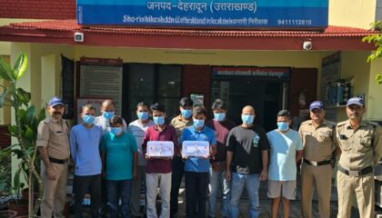 ऋषिकेश में होटल के कमरे में चल रहा था जुए का खेल, पुलिस ने मारा छापा; 10 आरोपी गिरफ्तार, ₹2.80 लाख नकद बरामद।