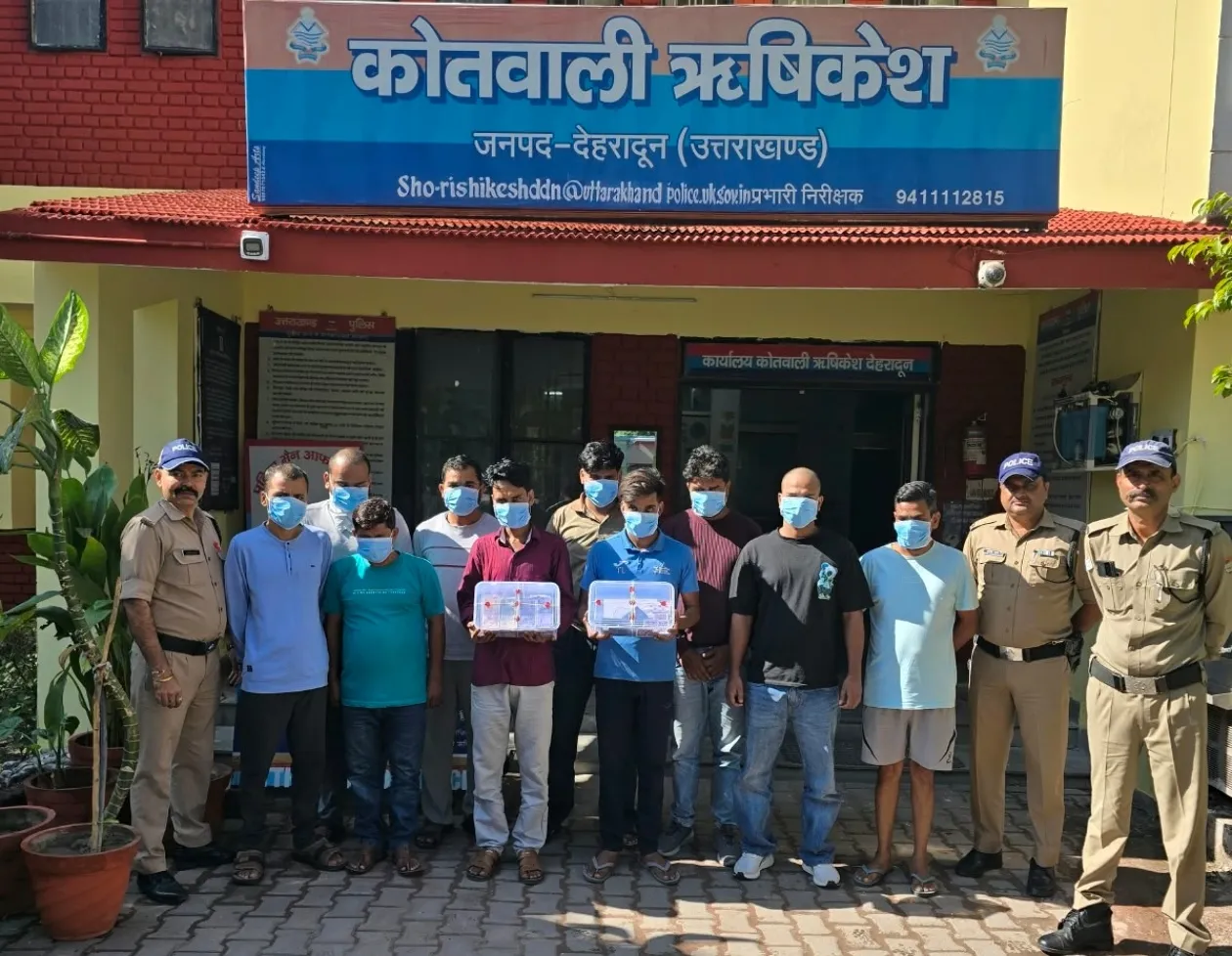 ऋषिकेश में होटल के कमरे में चल रहा था जुए का खेल, पुलिस ने मारा छापा; 10 आरोपी गिरफ्तार, ₹2.80 लाख नकद बरामद।