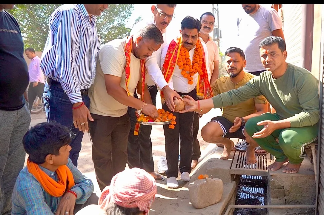 इंदिरा नगर में विकास को गति, वार्ड 38 और 39 के बीच नाली निर्माण का शुभारंभ।