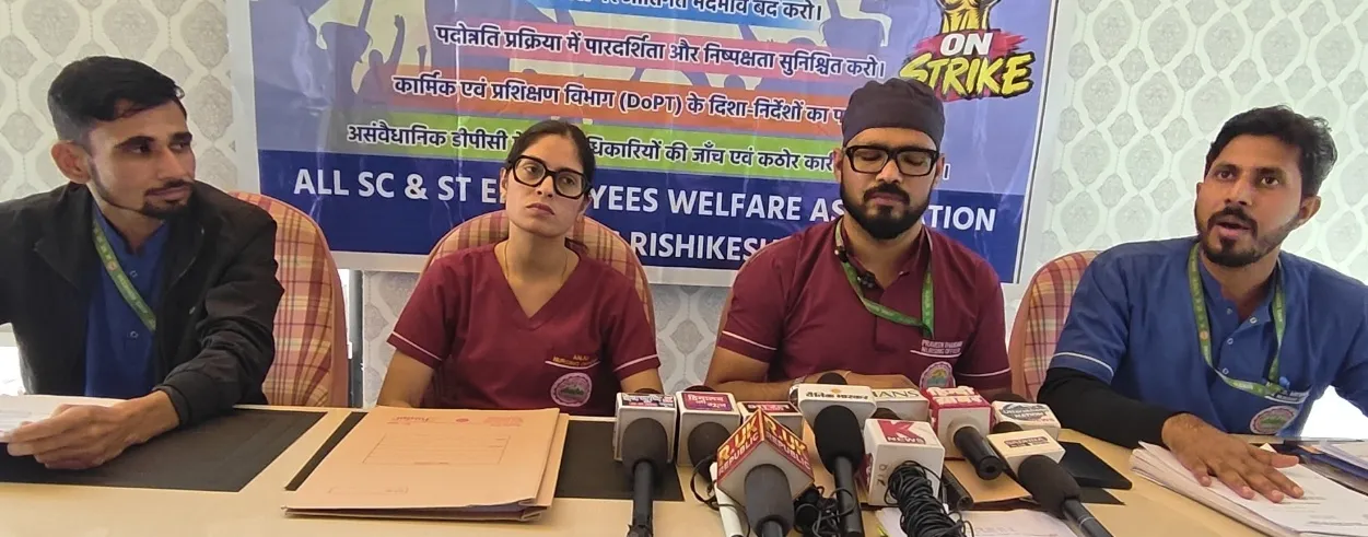 एम्स ऋषिकेश में SC/ST कर्मचारियों का अनिश्चितकालीन धरना जारी, भूख हड़ताल के तीसरे दिन भी वार्ता नहीं होने का आरोप।