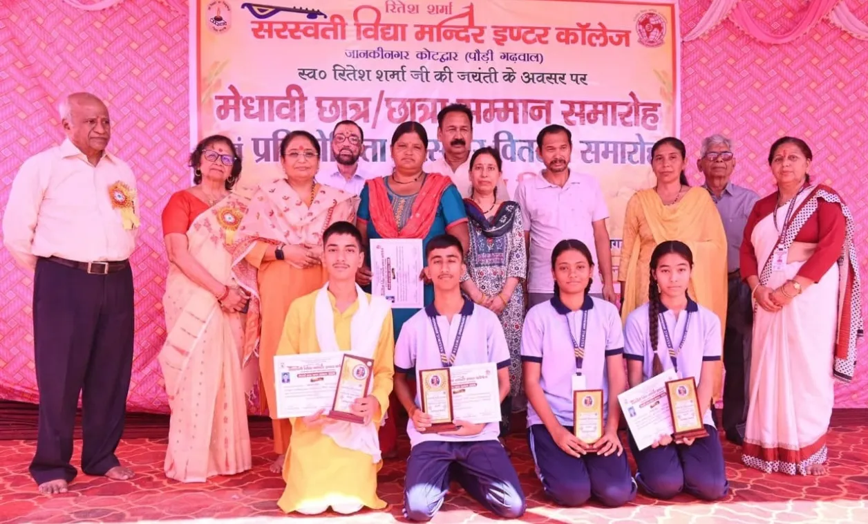 स्व. रितेश शर्मा की पुण्य जन्म स्मृति में मेधावी छात्र-छात्राएं सम्मानित, रक्तदान शिविर में 26 यूनिट रक्तदान.