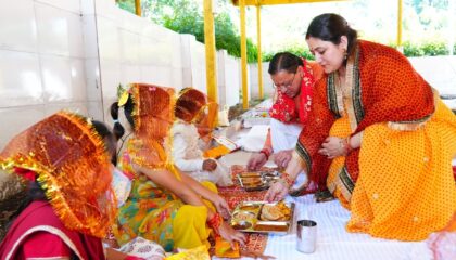 मुख्यमंत्री धामी ने महानवमी पर किया हवन-पूजन, नौ कन्याओं का पूजन कर मांगा प्रदेश की खुशहाली का आशीर्वाद।