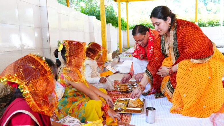 मुख्यमंत्री धामी ने महानवमी पर किया हवन-पूजन, नौ कन्याओं का पूजन कर मांगा प्रदेश की खुशहाली का आशीर्वाद।