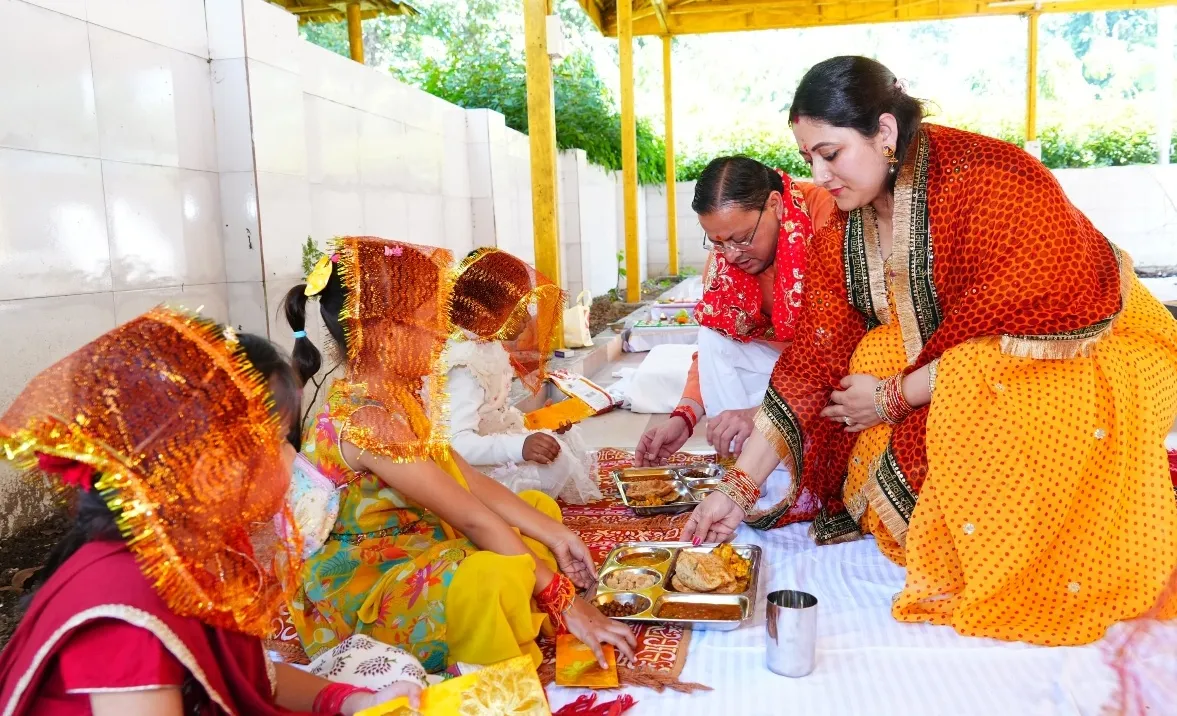 मुख्यमंत्री धामी ने महानवमी पर किया हवन-पूजन, नौ कन्याओं का पूजन कर मांगा प्रदेश की खुशहाली का आशीर्वाद।