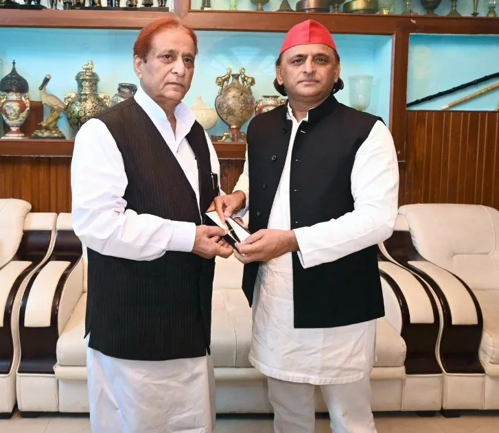 ‘आजम 11 महीने बाद याद आए’ सवाल पर भड़के अखिलेश यादव, बोले- थोड़ी इज्जत दी तो सिर पर चढ़ गए।