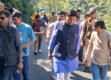 डोईवाला: ग्रामीणों की मांग पर शुरू हुआ सड़क निर्माण, पूर्व सीएम ओएसडी एवं राज्यमंत्री धीरेंद्र पंवार ने किया निरीक्षण.