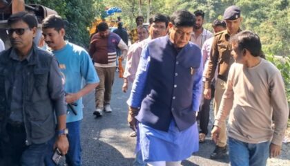डोईवाला: ग्रामीणों की मांग पर शुरू हुआ सड़क निर्माण, पूर्व सीएम ओएसडी एवं राज्यमंत्री धीरेंद्र पंवार ने किया निरीक्षण.