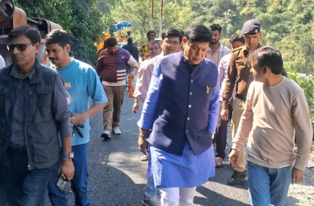 डोईवाला: ग्रामीणों की मांग पर शुरू हुआ सड़क निर्माण, पूर्व सीएम ओएसडी एवं राज्यमंत्री धीरेंद्र पंवार ने किया निरीक्षण.