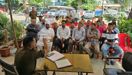 दीपावली पर पटाखों की बिक्री को लेकर ऋषिकेश पुलिस सख्त, विक्रेताओं को दिए सुरक्षा निर्देश.